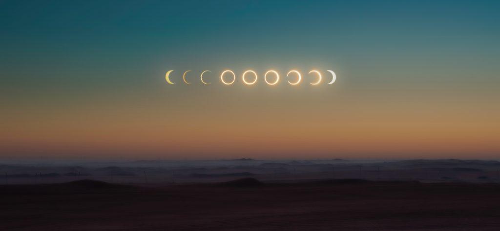 Les croissants de lune représentés côte à côte dans un ciel matinal au dessus d'un désert